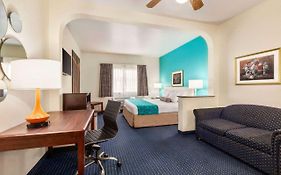 Howard Johnson Hotel & Suites by Wyndham San Antonio