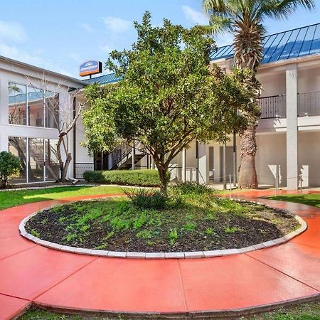 Howard Johnson By Wyndham San Antonio Hotel & Suites Exterior photo