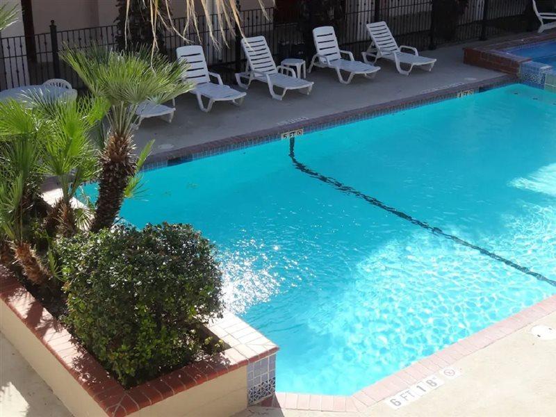 Howard Johnson By Wyndham San Antonio Hotel & Suites Exterior photo