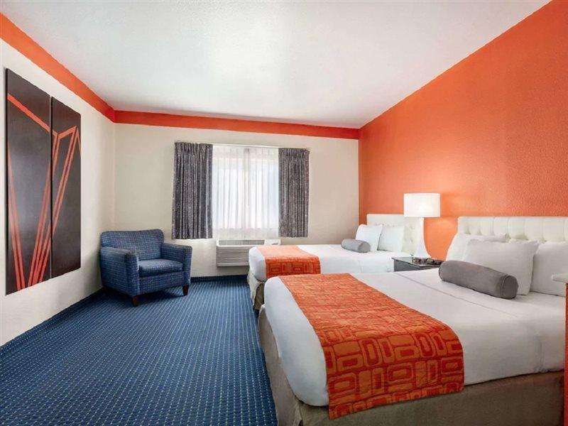 Howard Johnson By Wyndham San Antonio Hotel & Suites Exterior photo