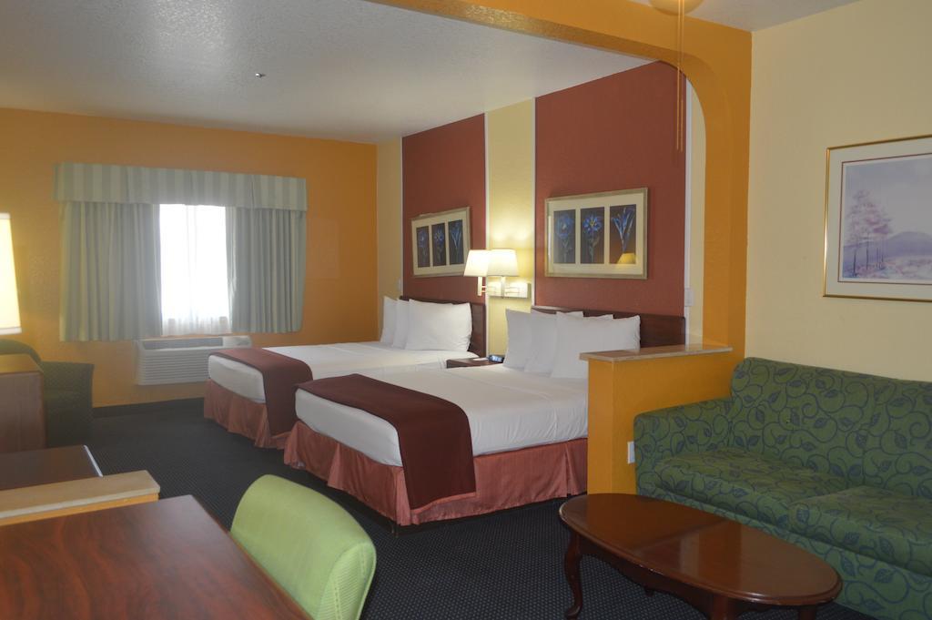 Howard Johnson By Wyndham San Antonio Hotel & Suites Exterior photo