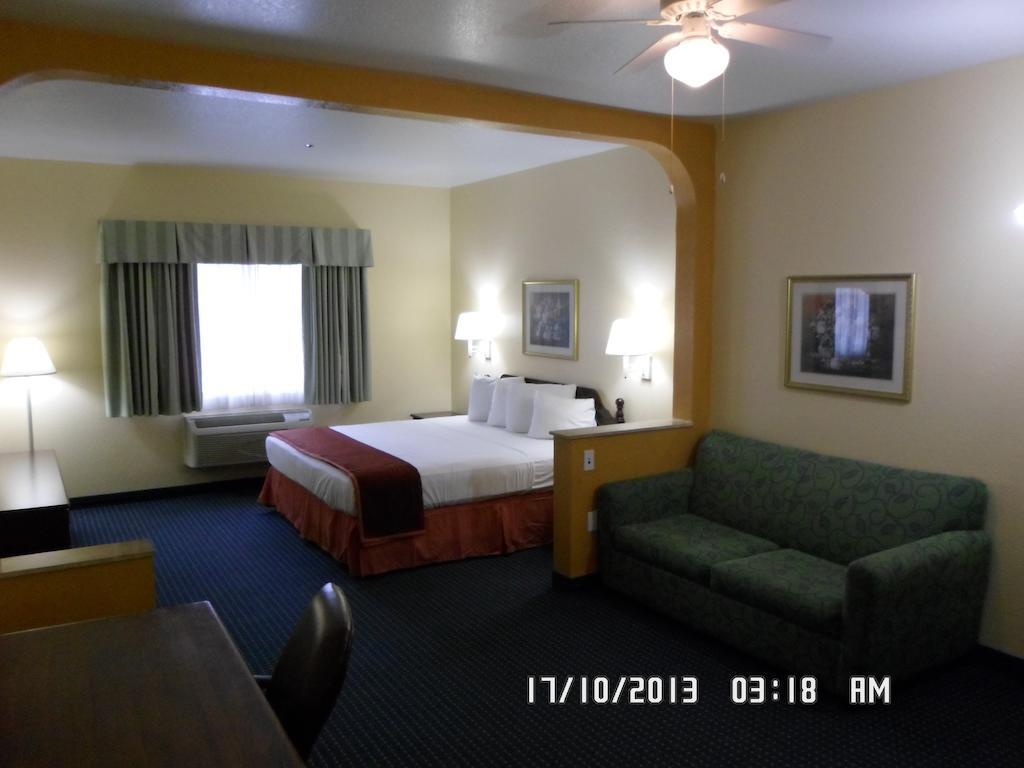 Howard Johnson By Wyndham San Antonio Hotel & Suites Exterior photo