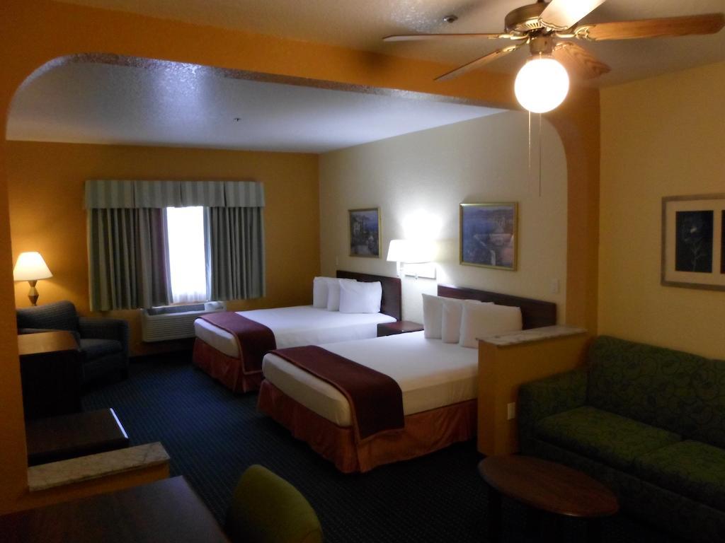 Howard Johnson By Wyndham San Antonio Hotel & Suites Exterior photo
