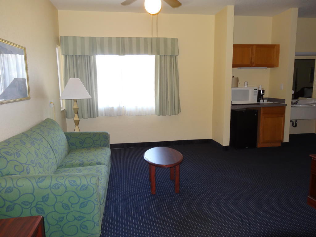 Howard Johnson By Wyndham San Antonio Hotel & Suites Exterior photo