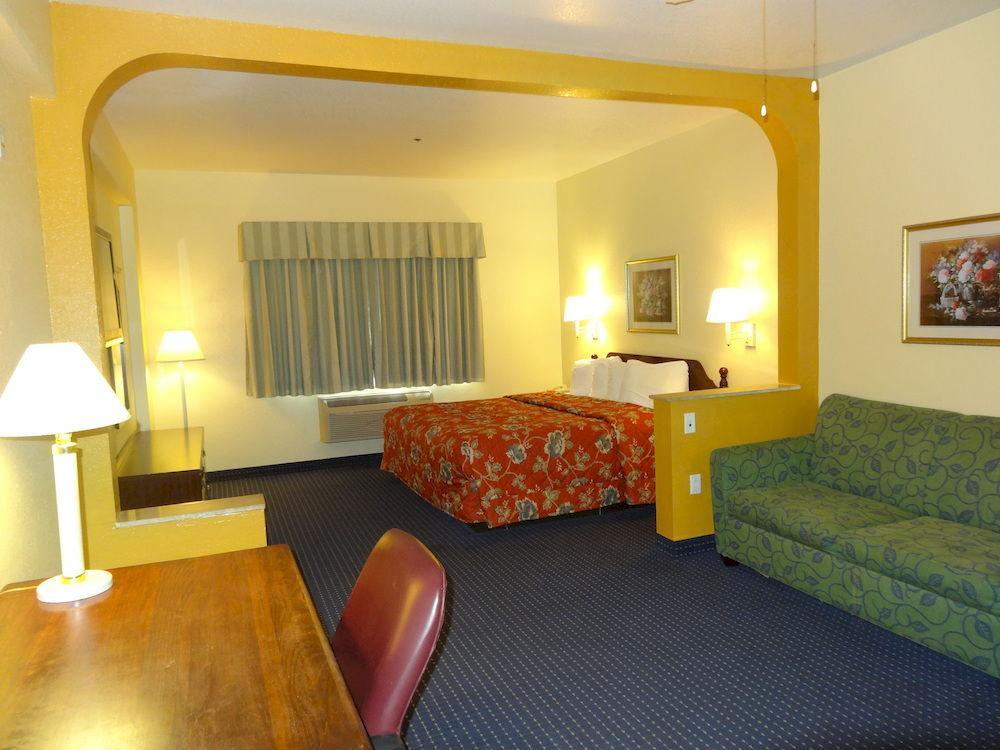 Howard Johnson By Wyndham San Antonio Hotel & Suites Exterior photo