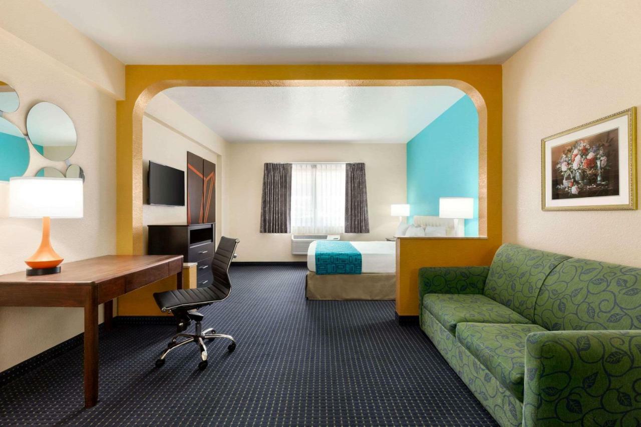 Howard Johnson By Wyndham San Antonio Hotel & Suites Exterior photo