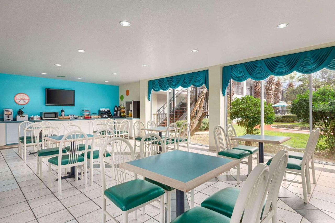 Howard Johnson By Wyndham San Antonio Hotel & Suites Exterior photo