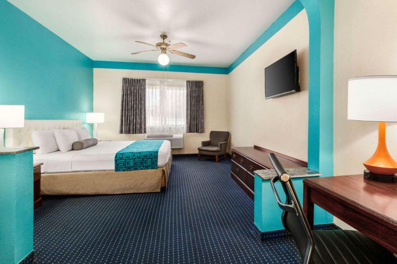 Howard Johnson By Wyndham San Antonio Hotel & Suites Exterior photo