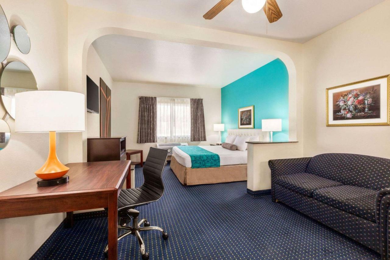 Howard Johnson By Wyndham San Antonio Hotel & Suites Exterior photo