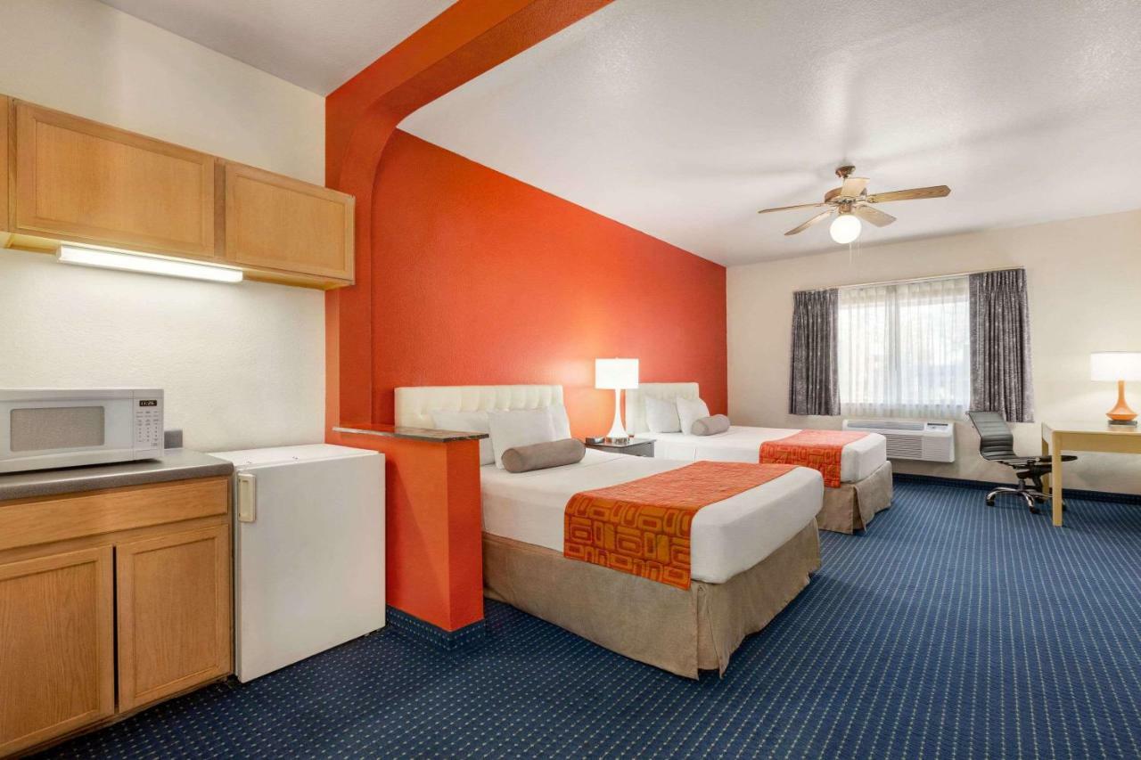 Howard Johnson By Wyndham San Antonio Hotel & Suites Exterior photo