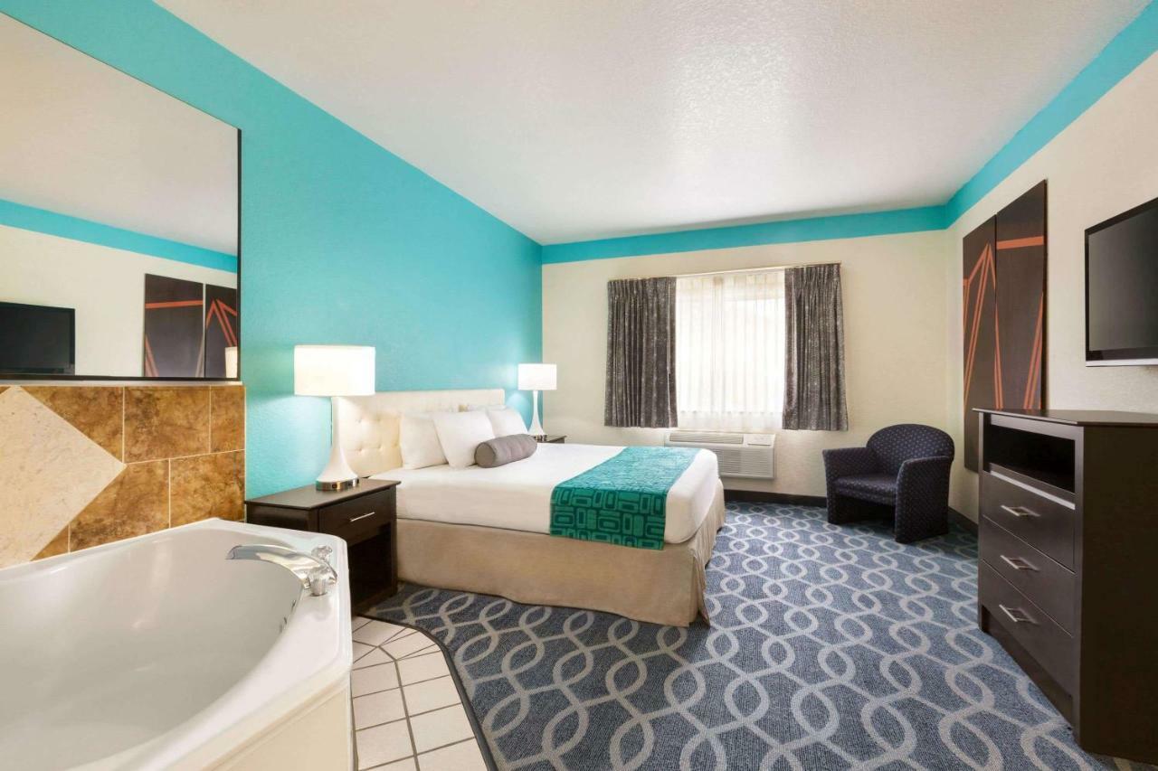 Howard Johnson By Wyndham San Antonio Hotel & Suites Exterior photo