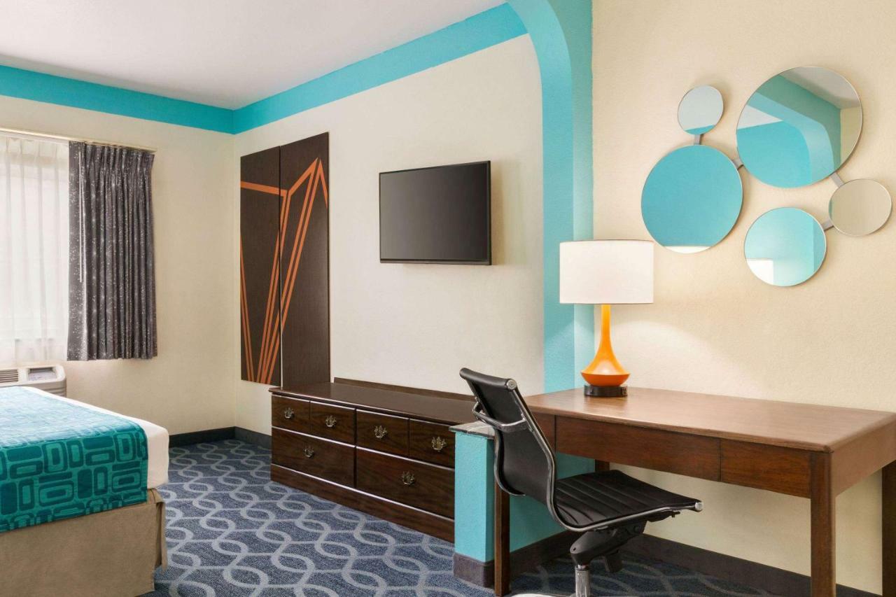 Howard Johnson By Wyndham San Antonio Hotel & Suites Exterior photo