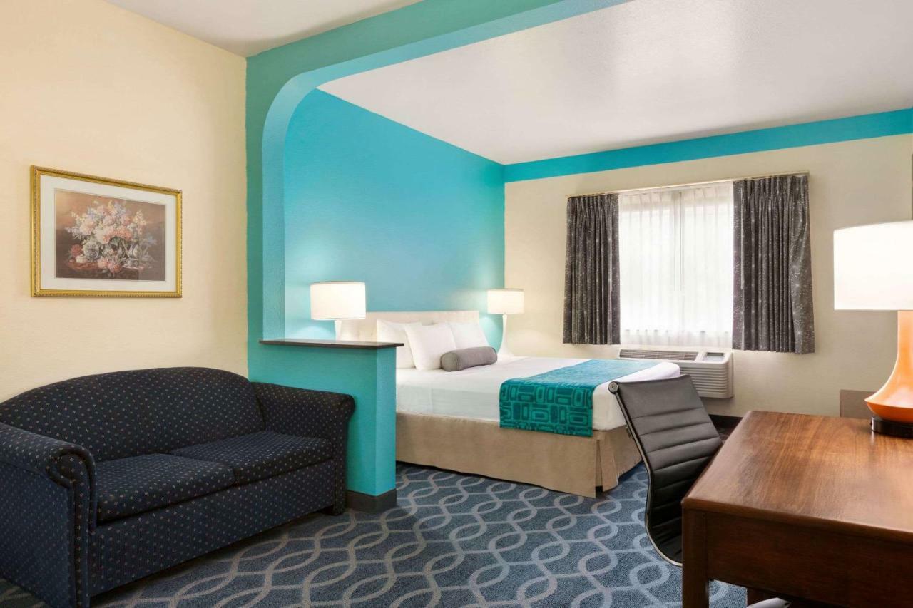 Howard Johnson By Wyndham San Antonio Hotel & Suites Exterior photo