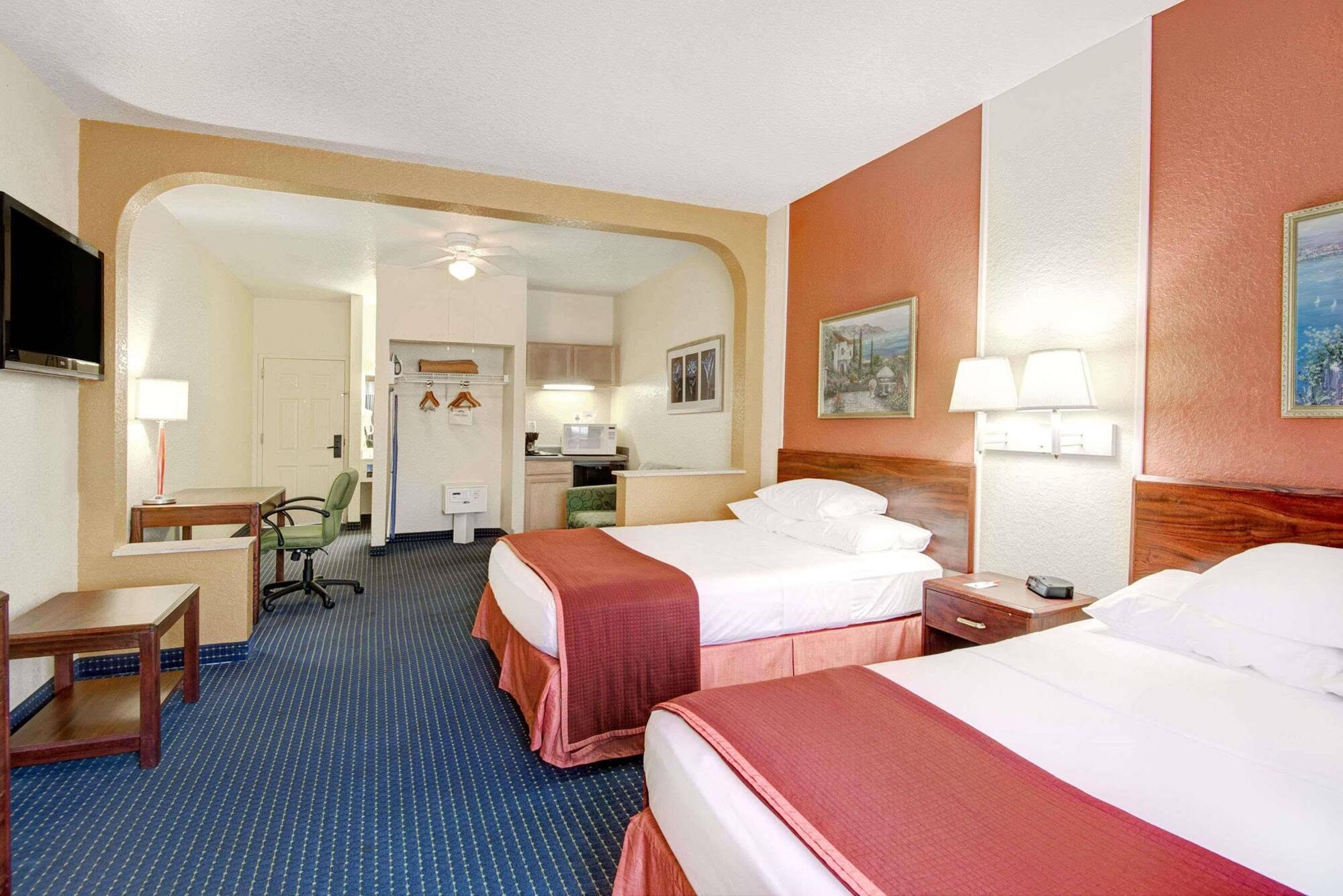Howard Johnson By Wyndham San Antonio Hotel & Suites Exterior photo