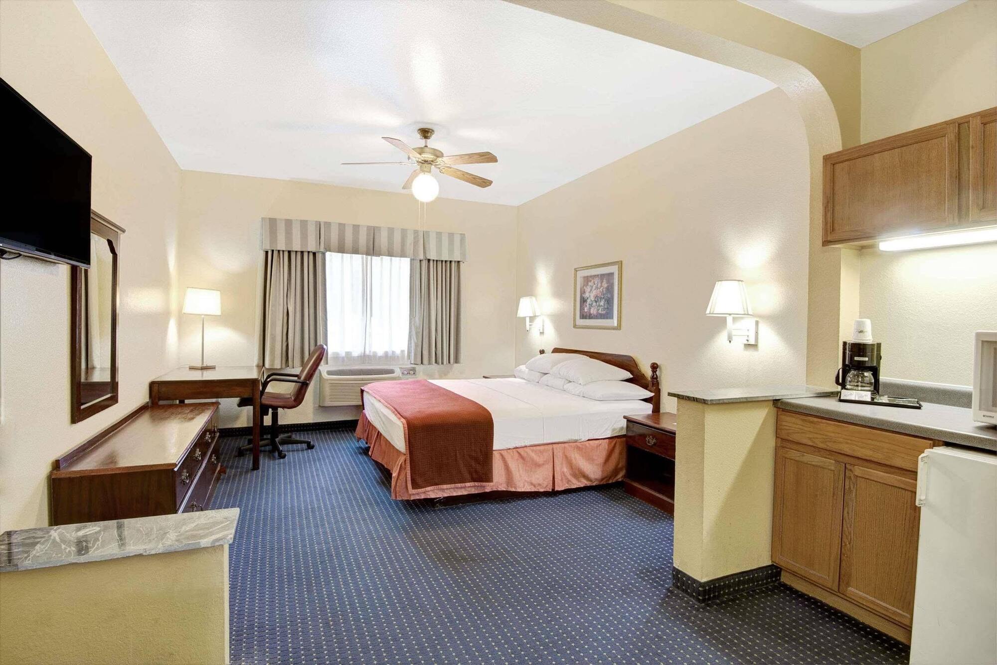 Howard Johnson By Wyndham San Antonio Hotel & Suites Exterior photo